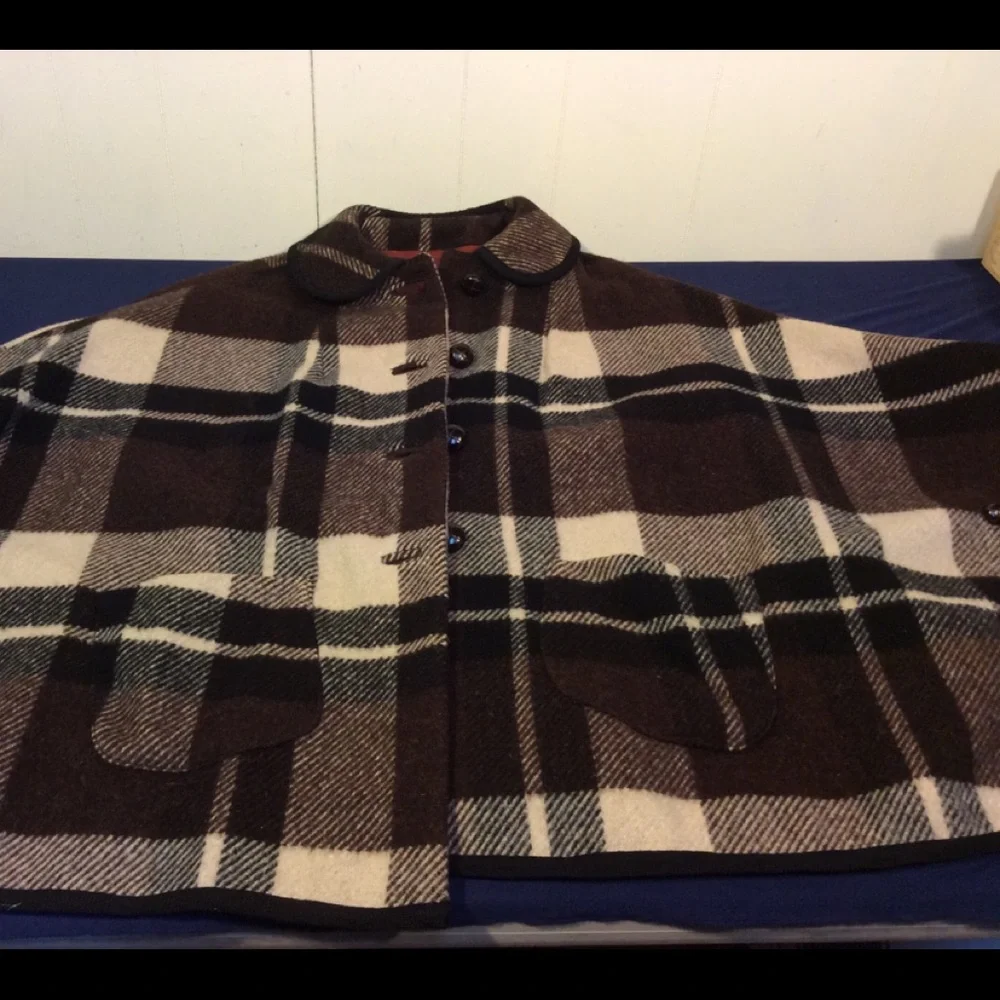 Wool Women’s Cape Coat - Picture 6 of 7